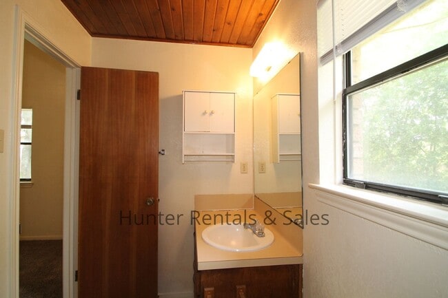 Building Photo - Country Trails Three Bedroom