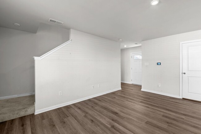 Building Photo - YORK COUNTY 4Bdrm w/Fenced BCKYD.