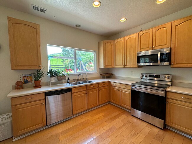 Building Photo - Open floor plan and backs to Open Space! 4...