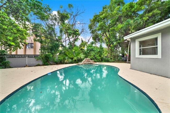 Building Photo - 15831 Palmetto Club Dr