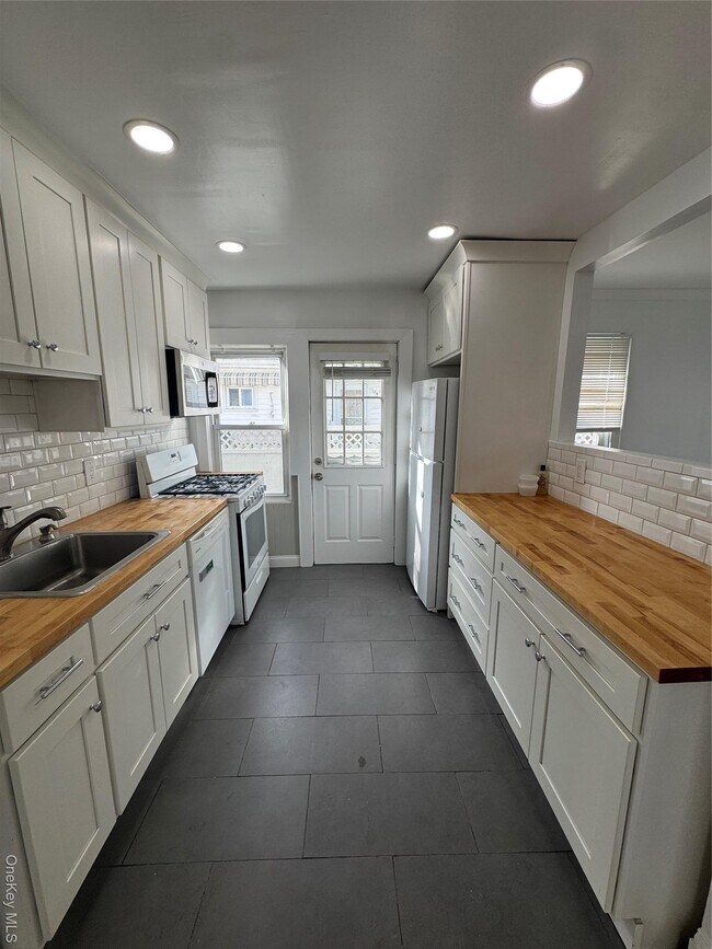 Building Photo - 10 Dorothy Ct