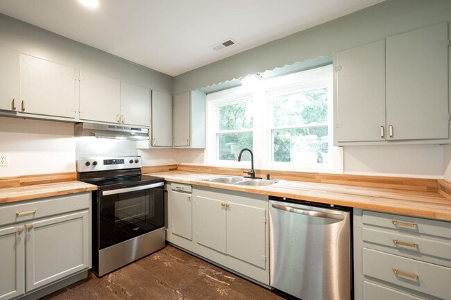 Building Photo - 6103 Bermuda Ave