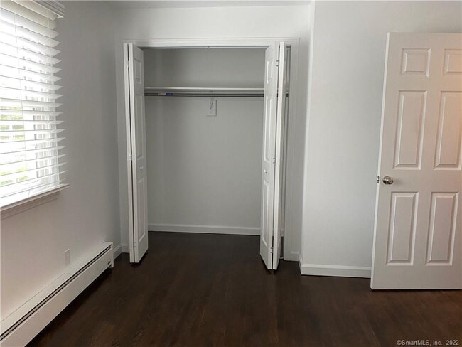 Building Photo - 22 E Hills Dr
