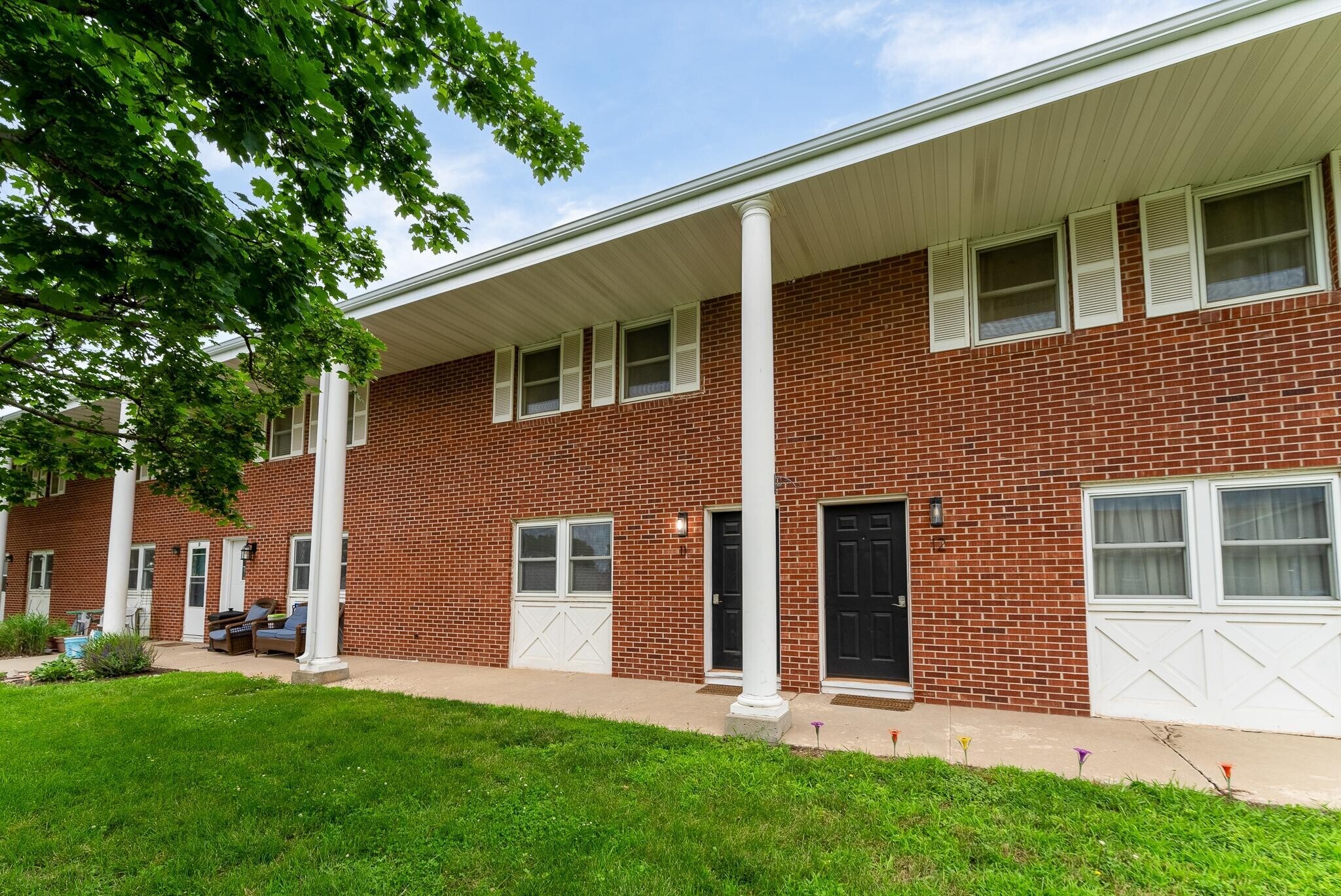 Building Photo - 1304 E Sylvan Cir