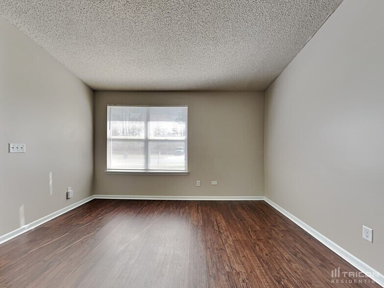 Building Photo - 5173 Horse Track Dr N