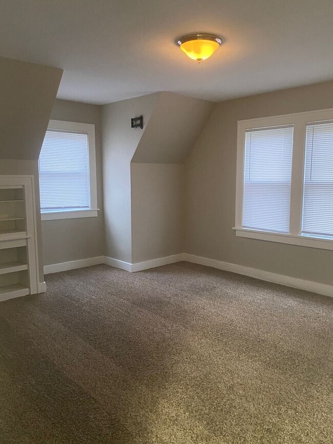 Building Photo - Large Glen Park Home