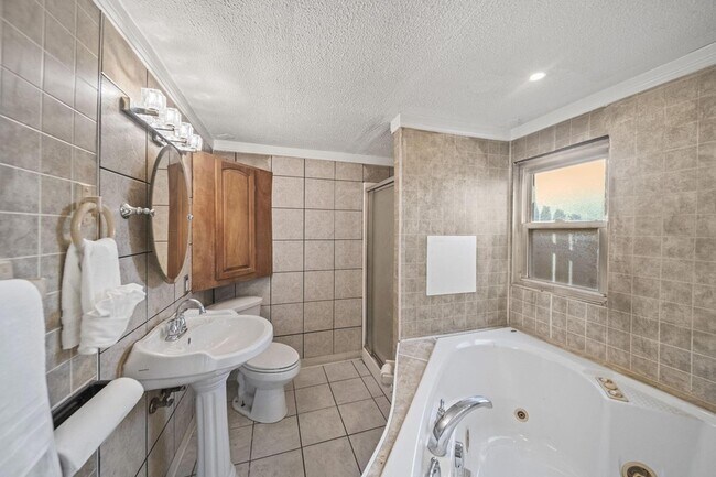 Building Photo - 2709 Kilbourne Ave