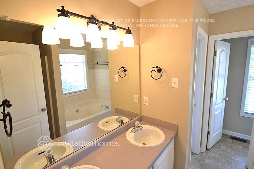 Building Photo - 300 Fieldstone Ln