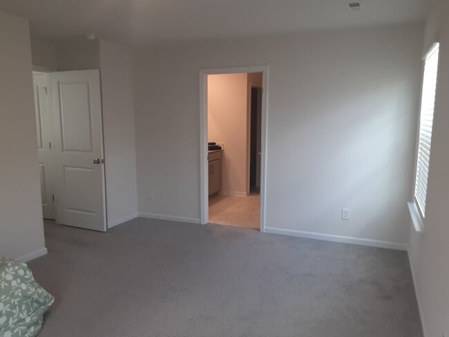 Building Photo - Charming Four Bedroom Home in Southeast Columbia!