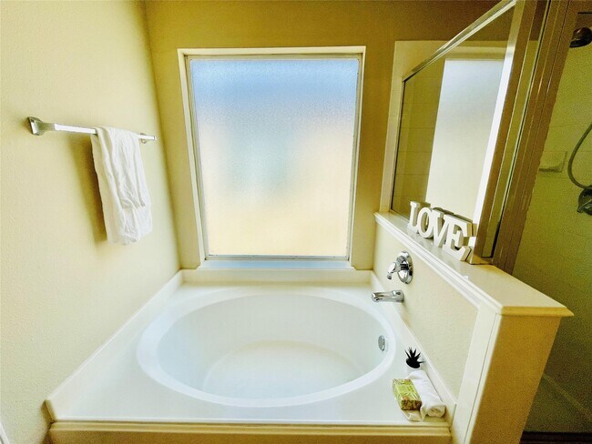 Building Photo - 17223 Shadow Ledge Dr