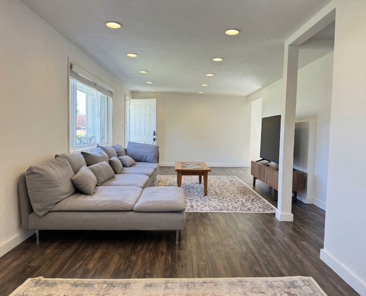 Building Photo - 17253 33rd Ave S