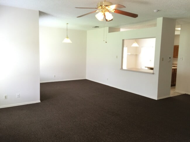 Building Photo - NICE 3 BEDROOM LOCATED ON A LARGE CORNER LOT*COUNTRY KITCHEN WITH ISLAND*LARGE MASTER BR DOWN W/ ...