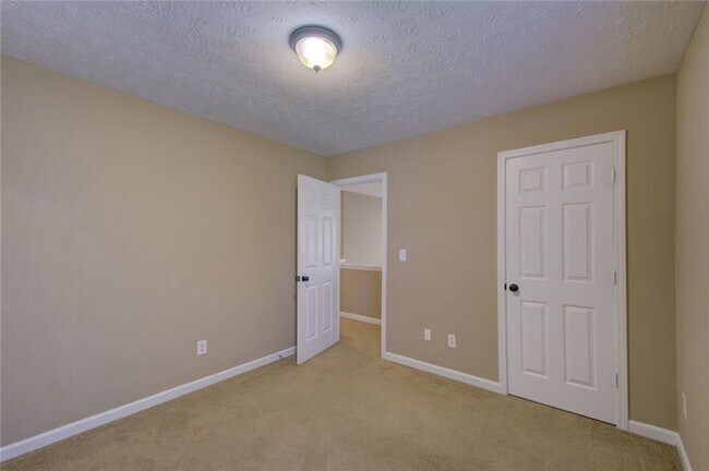 Building Photo - 2820 Northcliff Dr
