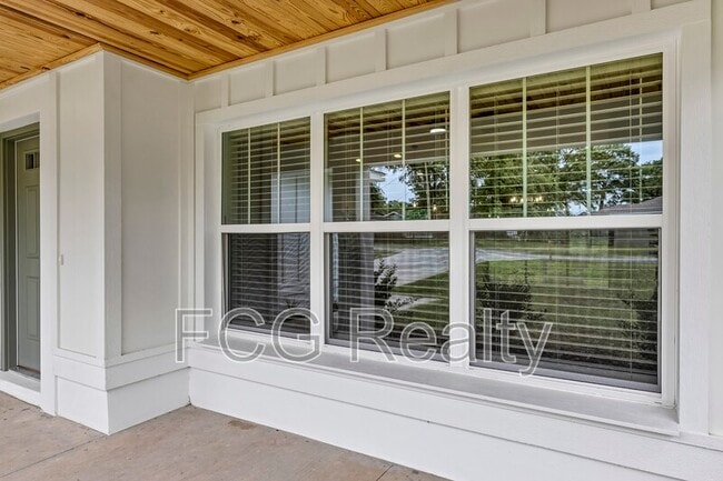 Building Photo - 6551 Hemlock Rd