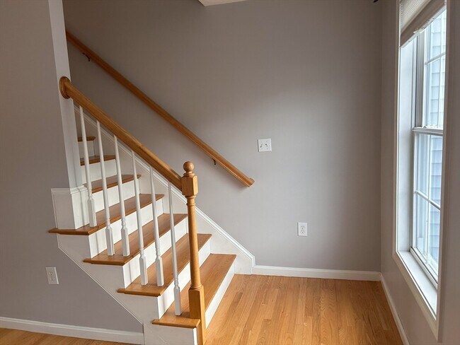 Building Photo - 933 Varnum Ave