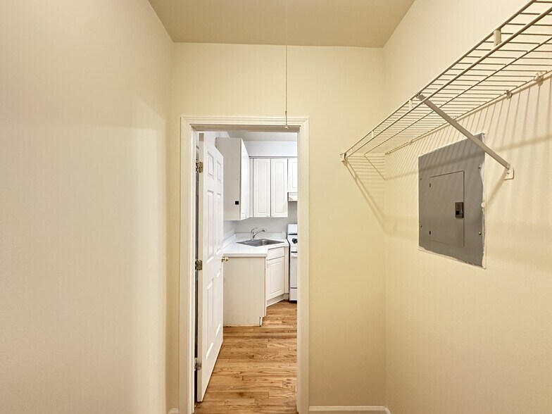 Building Photo - 931 W Dakin St