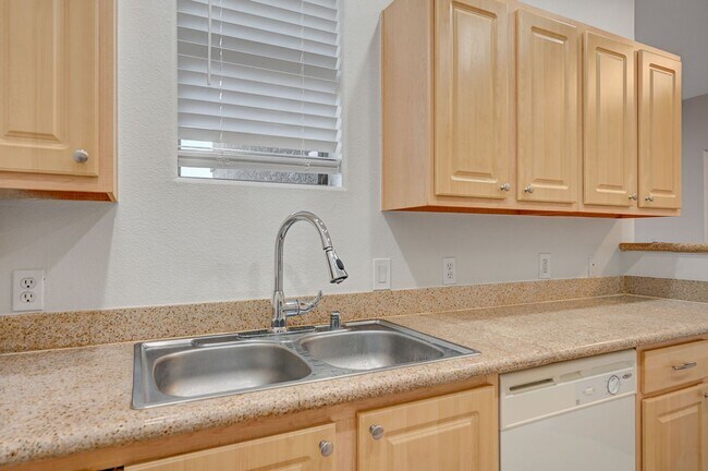 Building Photo - Stunning first floor condo with new wood floor!