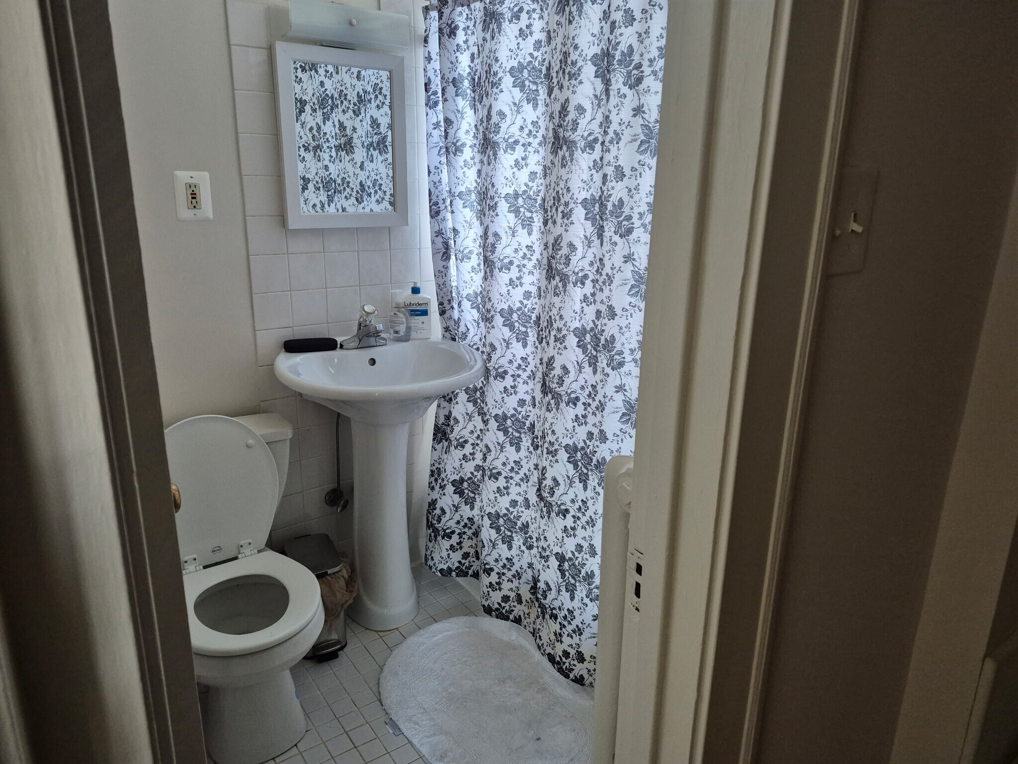 Large studio bathroom - 4531 Ashland N Ave