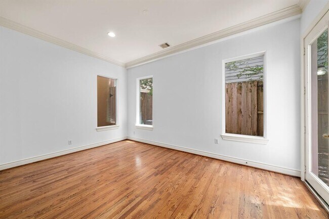 Building Photo - 2743 Sherwin St