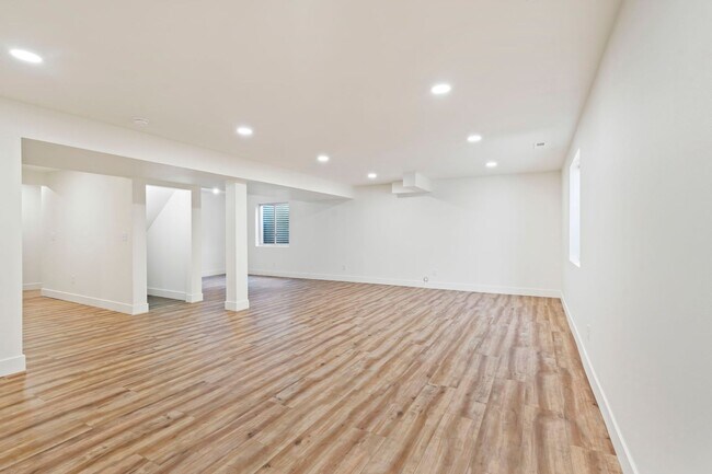 Building Photo - Spacious Home in a Great Location!