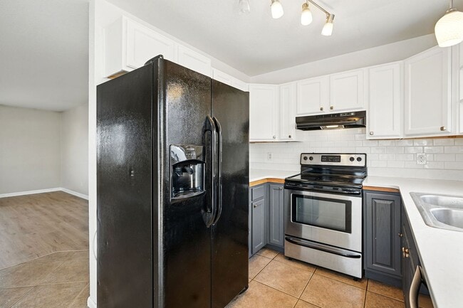 Building Photo - Updated Home in Sunnyside!