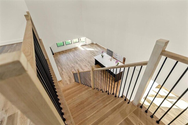 Building Photo - 1038 W 31st St