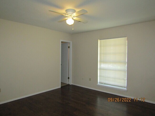 Building Photo - Crosby Park Area!