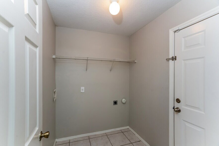 Building Photo - 4040 Kingsfield Dr