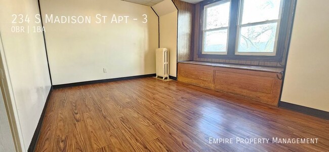 Building Photo - 3rd Floor: Studio / 1 Bathroom Apartment i...