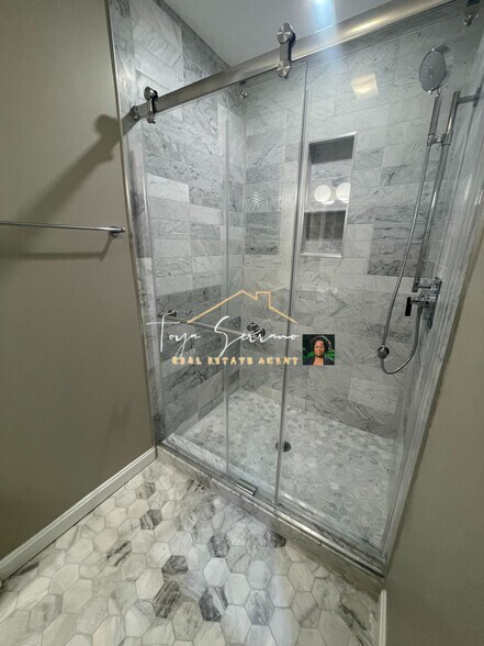 Building Photo - 82 Phillips St