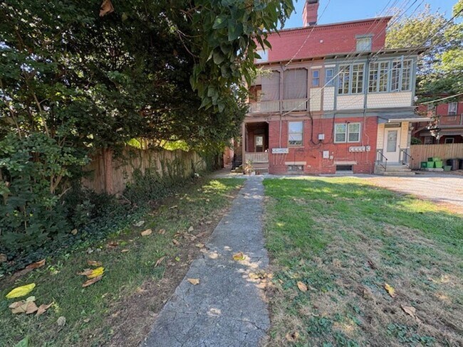 Building Photo - 729 S George St