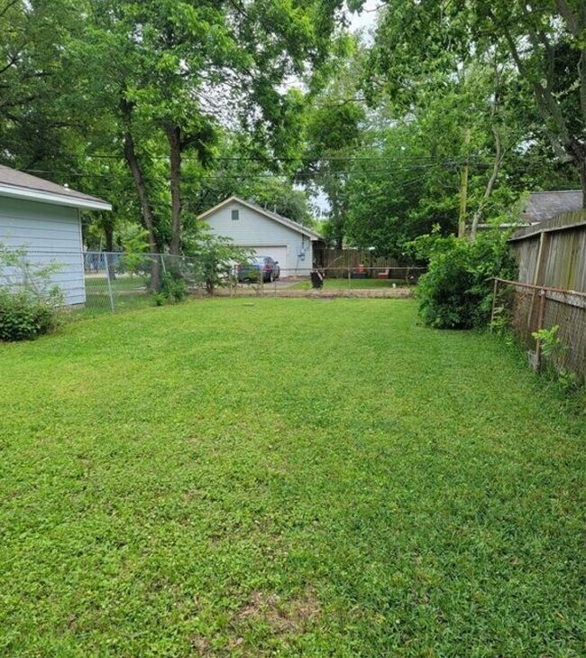 Building Photo - 701 18th Ave N