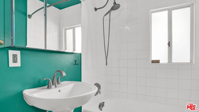 Building Photo - 6180 Oak Crest Way