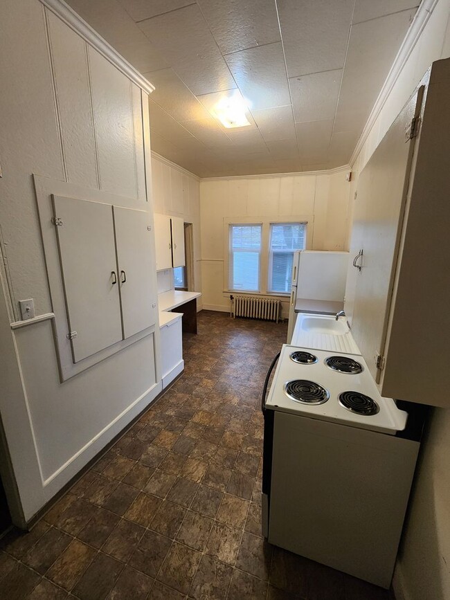 Building Photo - 415 NE Oak St