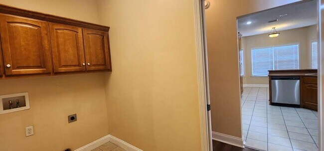 Building Photo - Great Home and Location-Available Now!