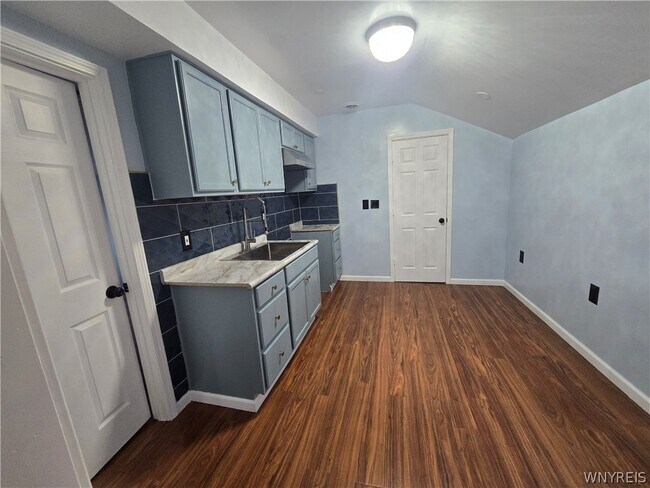 Building Photo - 517 Goodyear Ave