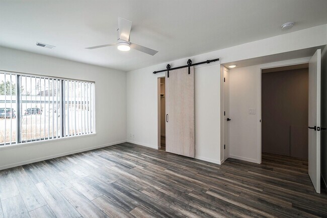 Building Photo - 2124 Pauline Blvd