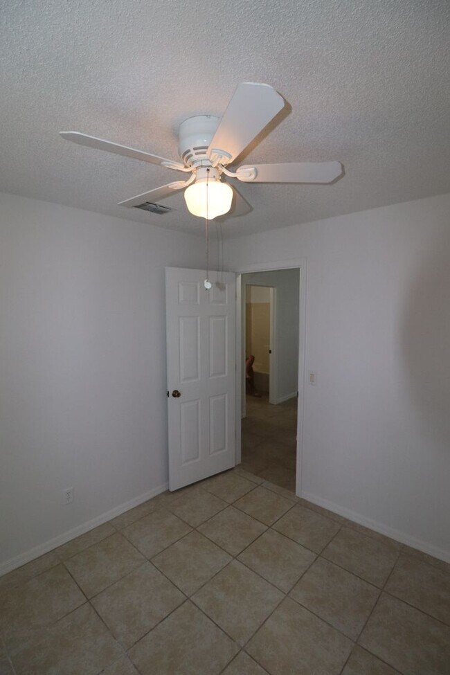 Building Photo - Corner of Curry Ford and Goldenrod 3 bedroom 2 baths and one car garage