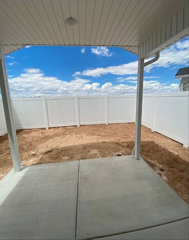 Building Photo - 3 Bedroom End-Unit Townhome in Cedar Bend – Great Cedar City Location