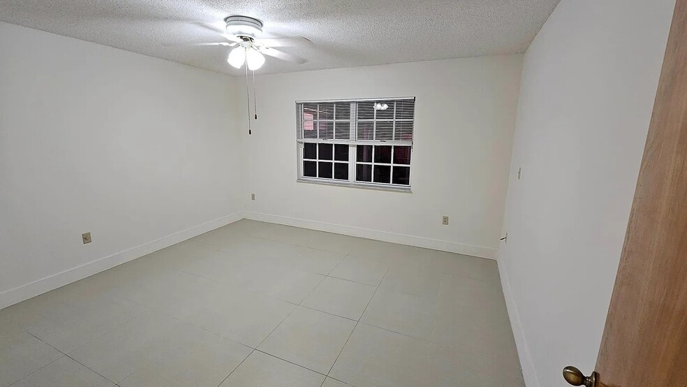 Building Photo - 5431 SW 143rd Ave