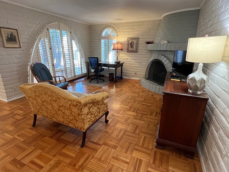 Building Photo - 604 W Roller Coaster Rd