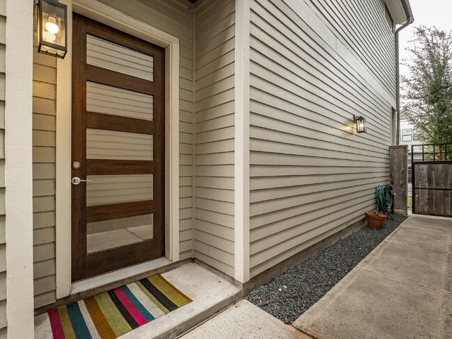 Building Photo - "Charming 4-Bed Houston Haven with Elegance on East 32nd Street!"