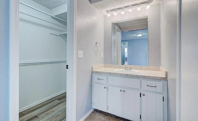 Building Photo - 3 bed two bath in Yukon, clean , updated a...