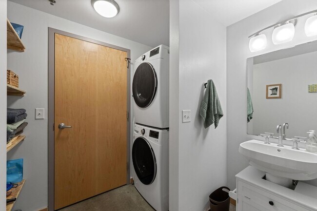 Building Photo - 710 N 4th St