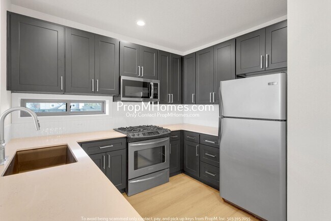 Building Photo - Updated Two Level Condo in the Heart of Do...