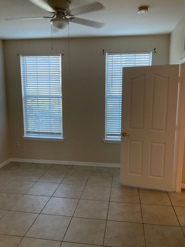 Building Photo - Great Condo in the NW