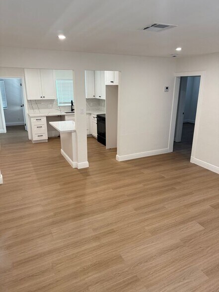 Building Photo - 808 SW 15th Ave