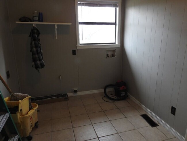 Building Photo - Move-in Ready!  3-Bed, 2-Bath Farmington Home.  Fenced-in backyard + 2x Car Garage