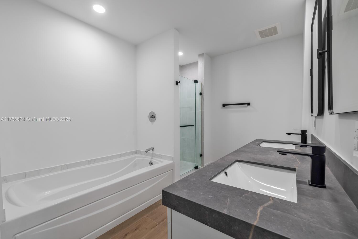 Building Photo - 950 Brickell Bay Dr