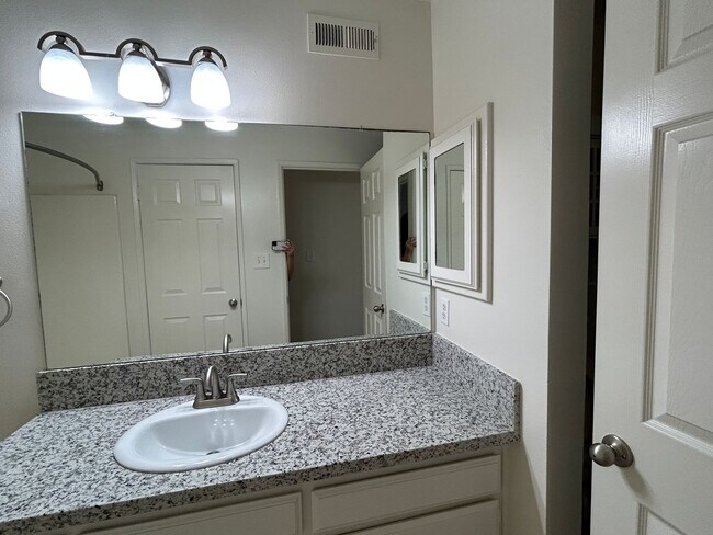 Building Photo - RENNOVATED 4 BED HOME